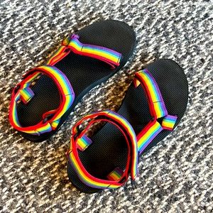 Rainbow TEVA sandals, lightly used size 9 womens/ 7 mens (EU 40)